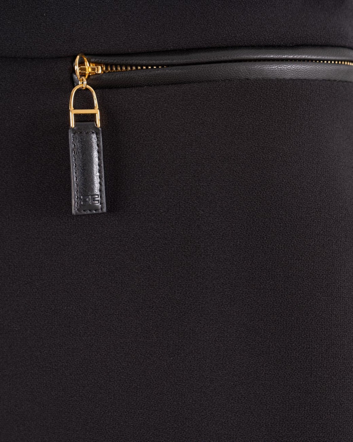 shop ELISABETTA FRANCHI  Gonna: Elisabetta Franchi gonna in crêpe leggero con zip.
Fodera in raso monogram.
Dettagli in materiale sintetico effetto pelle.
Zip con tirazip.
Chiusura con zip invisibile.
Vestibilità slim.
Composizione: 95%Poliestere 05%Elastane.
Made in Italy.. GO13456E2-110 number 6340924